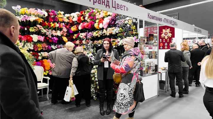 Оптовая и мелкооптовая торговля искусственными цветами с юридическими лицами и индивидуальными предпринимателями.